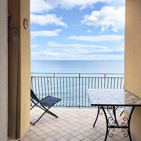 Apartment Casa Andrea - Frontemare Con Terrazza Giardini-Naxos